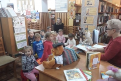 Czytanie w bibliotece - grupa 3-4 latki